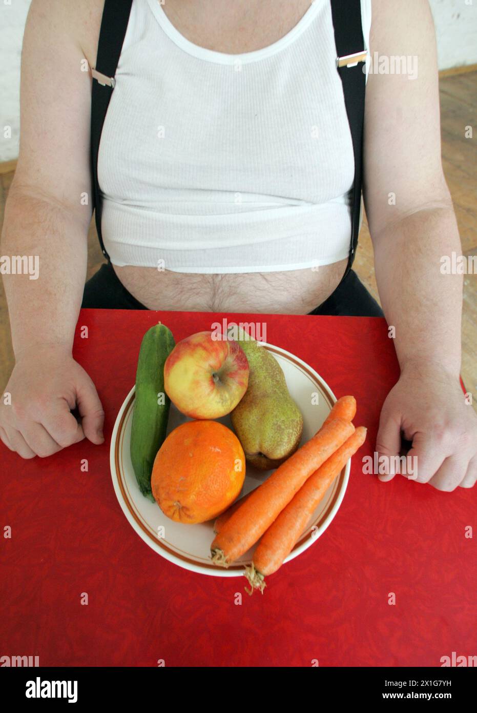 Feature - fettleibiger Mann und ein Teller mit Gemüse und Obst. - 20070305 PD4221 - Rechteinfo: Rechte verwaltet (RM) Stockfoto
