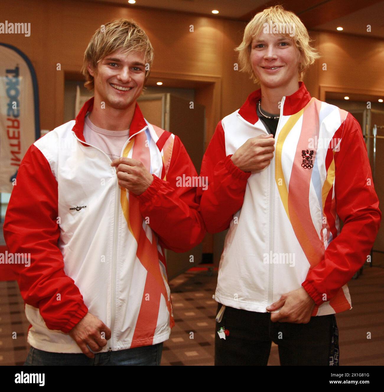 (L-R) Ludwig Paischer (Judo) und Sabrina Filzmoser bei der Anbringung der Sportlerkleidung für die Olympischen Spiele in Peking (8.-24. August), am 21. Juli 2008 in Wien. - 20080721 PD0814 - Rechteinfo: Rechte verwaltet (RM) Stockfoto