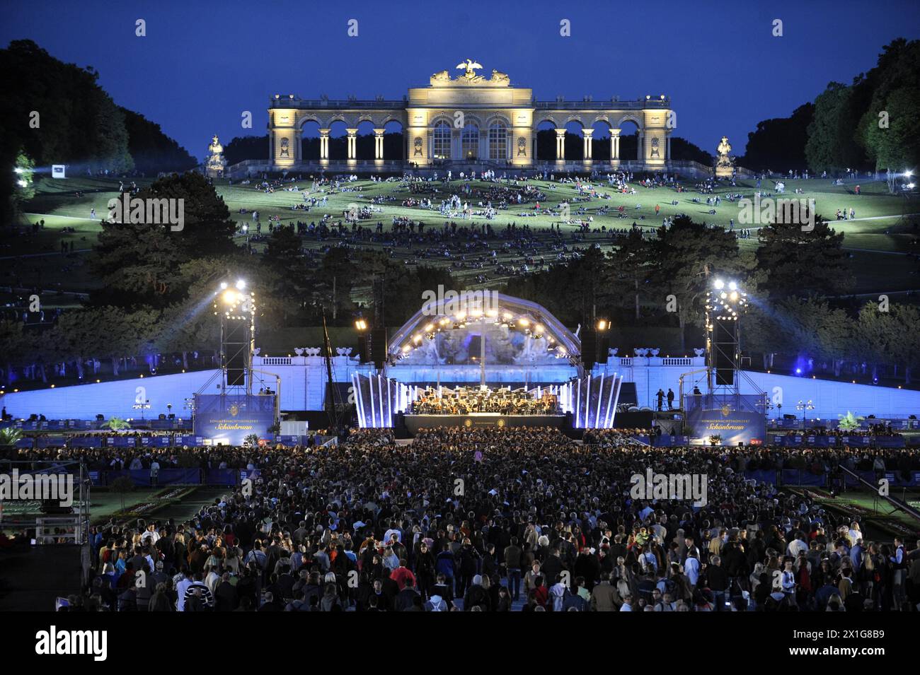 Die Wiener Philharmoniker mit Dirigent Daniel Barenboim führen am 4. Juni 2009 ein Open-Air-Konzert mit freiem Eintritt in das einzigartige Ambiente des Schlosses Schönbrunn. - 20090604 PD2088 - Rechteinfo: Rights Managed (RM) Stockfoto