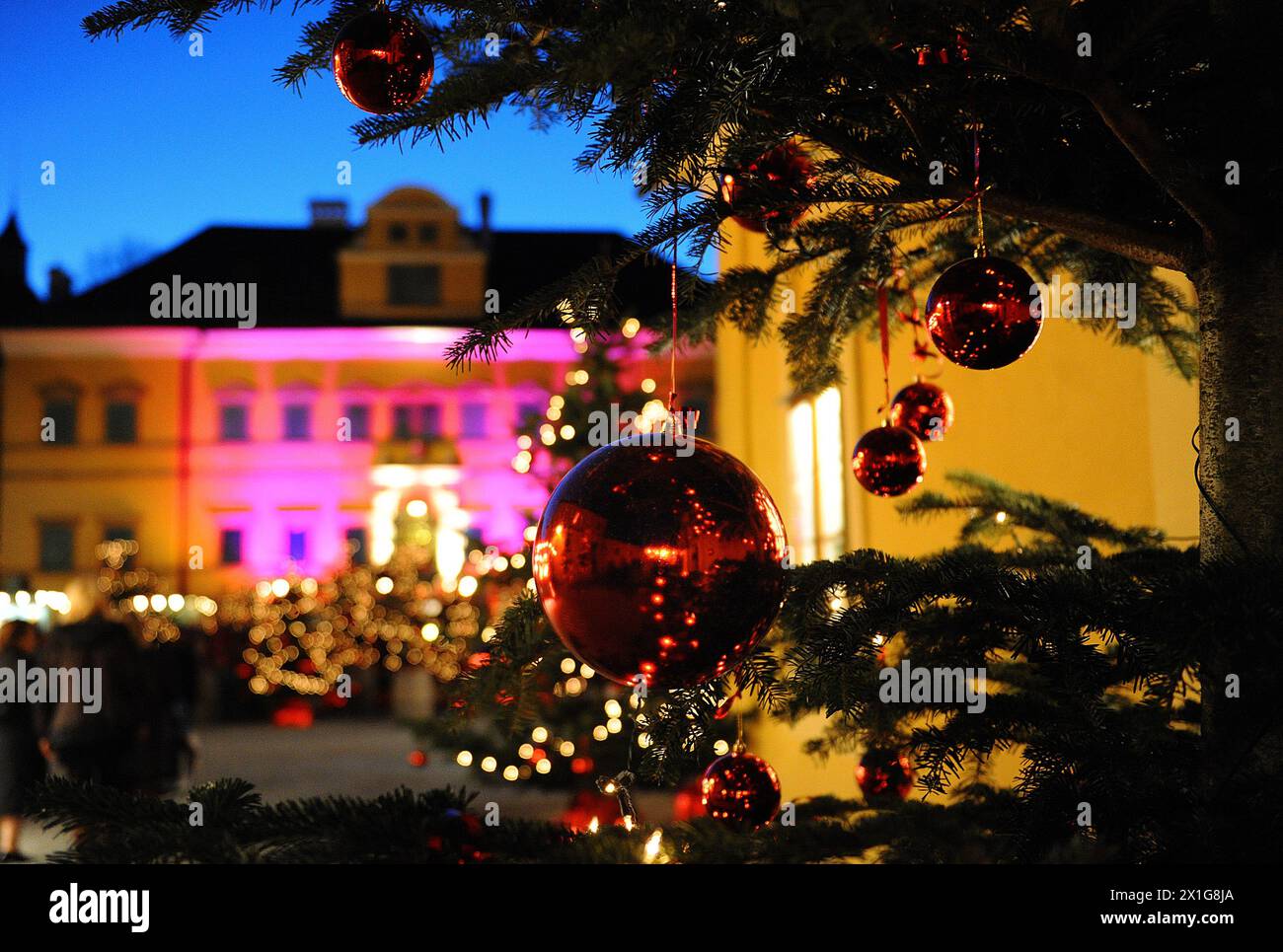 APA1565038-2 - 26112009 - SALZBURG - Österreich: Feature - festliche Atmosphäre auf dem Weihnachtsmarkt vor Schloss Hellbrunn am Mittwoch, 25. November 2009.APA-FOTO: BARBARA GINDL - 20091125_PD2573 - Rechteinfo: Rights Managed (RM) Stockfoto