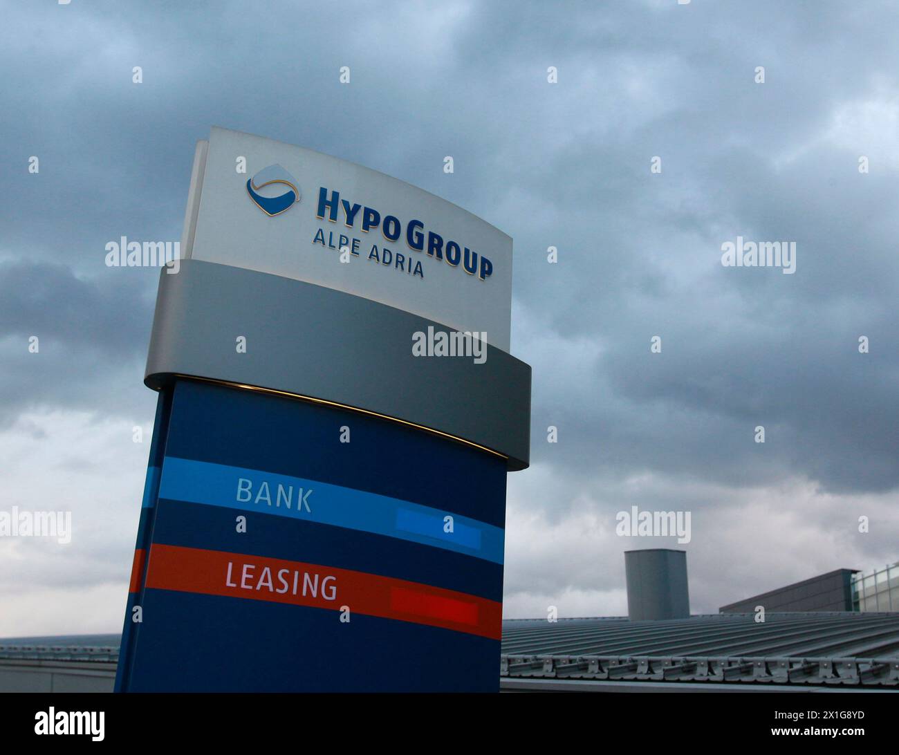 APA2099983-2 - 29032010 - KLAGENFURT - Österreich: Dunkle Wolken über dem Hauptsitz der Hypo Alpe-Adria Bank in Klagenfurt am Sonntag, 28. März 2010. APA-FOTO: GERT EGGENBERGER - 20100326_PD2799 - Rechteinfo: Rights Managed (RM) Stockfoto
