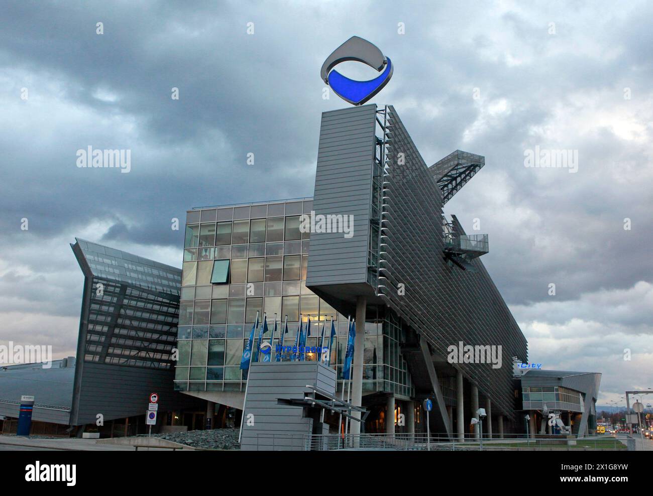 APA2099974-2 - 29032010 - KLAGENFURT - Österreich: Dunkle Wolken über dem Hauptsitz der Hypo Alpe-Adria Bank in Klagenfurt am Sonntag, 28. März 2010. APA-FOTO: GERT EGGENBERGER - 20100326_PD2800 - Rechteinfo: Rights Managed (RM) Stockfoto