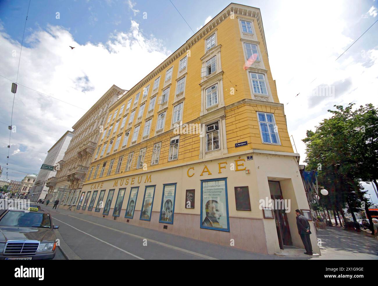 Wien - Cafe Museum, eröffnet 1899 und mit originalem Innendesign des Architekten Adolf Loos wurde Ende 2009 geschlossen. Nach einer aktuellen Neugestaltung wird es im Herbst 2010 wieder eröffnet. Im Bild: Aufgenommen am 07. Juli 2010. - 20100707 PD0742 - Rechteinfo: Rechte verwaltet (RM) Stockfoto