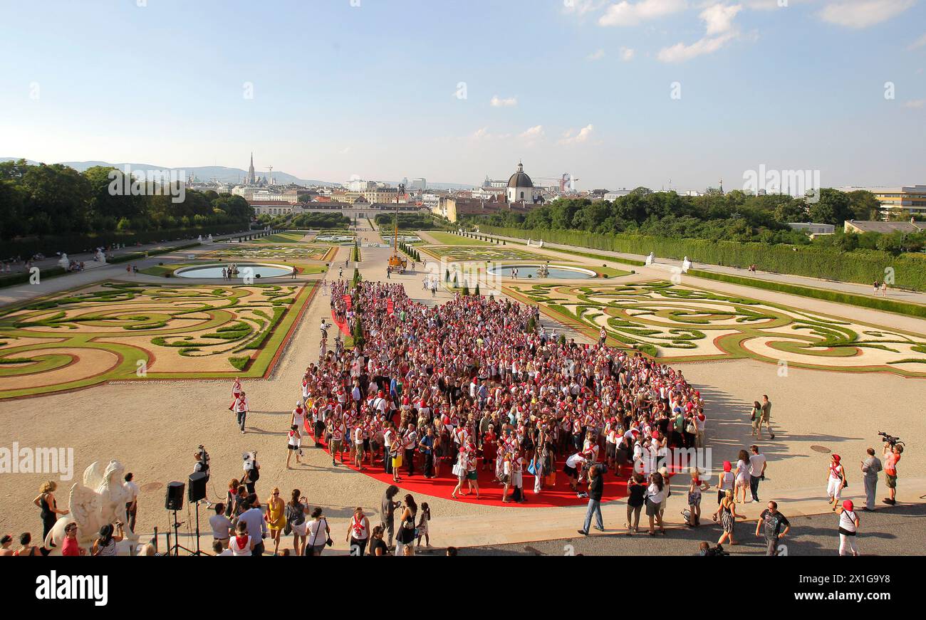 Österreich - "Kiss@Belvedere" - Initiative anlässlich der Internationalen Welt-AIDS-Konferenz in Wien versammelten sich am 21. Juli 2010 mehr als 1000 Menschen vor dem Schloss Belvedere in Wien zum Kuss. - BS004947 - 20100721 PD8063 - Rechteinfo: Rights Managed (RM) Stockfoto Österreich - "Kiss@Belvedere" - Initiative anlässlich der Internationalen Welt-AIDS-Konferenz in Wien versammelten sich am 21. Juli 2010 mehr als 1000 Menschen vor dem Schloss Belvedere in Wien zum Kuss. - BS004947 - 20100721 PD8063 - Rechteinfo: Rights Managed (RM) Stockfoto