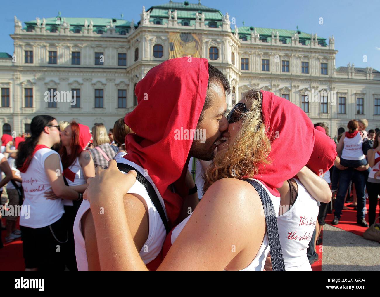Österreich - "Kiss@Belvedere" - Initiative anlässlich der Internationalen Welt-AIDS-Konferenz in Wien versammelten sich am 21. Juli 2010 mehr als 1000 Menschen vor dem Schloss Belvedere in Wien zum Kuss. - BS004947 - 20100721 PD8112 - Rechteinfo: Rights Managed (RM) Stockfoto Österreich - "Kiss@Belvedere" - Initiative anlässlich der Internationalen Welt-AIDS-Konferenz in Wien versammelten sich am 21. Juli 2010 mehr als 1000 Menschen vor dem Schloss Belvedere in Wien zum Kuss. - BS004947 - 20100721 PD8112 - Rechteinfo: Rights Managed (RM) Stockfoto