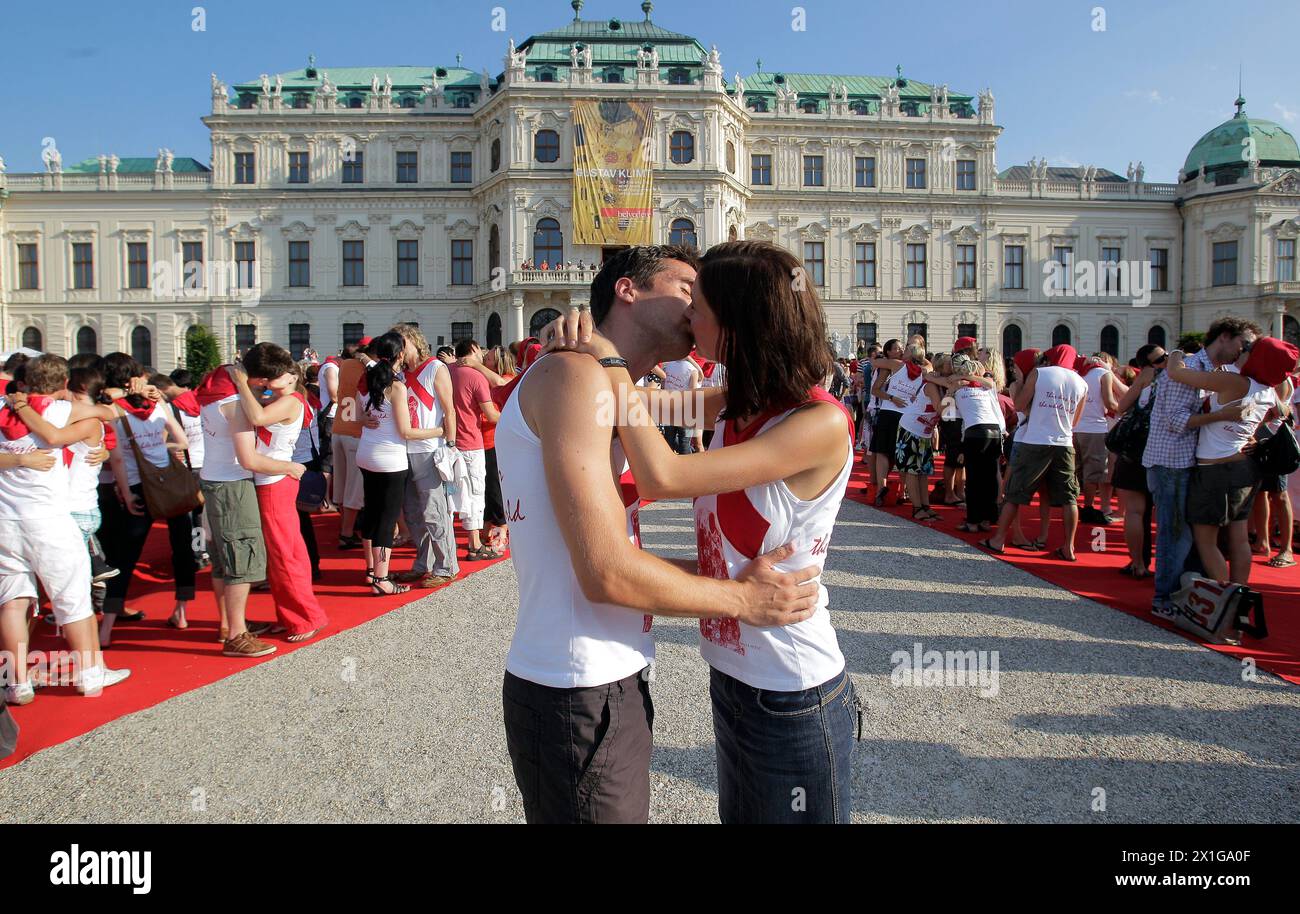 Österreich - "Kiss@Belvedere" - Initiative anlässlich der Internationalen Welt-AIDS-Konferenz in Wien versammelten sich am 21. Juli 2010 mehr als 1000 Menschen vor dem Schloss Belvedere in Wien zum Kuss. - BS004947 - 20100721 PD8068 - Rechteinfo: Rights Managed (RM) Stockfoto Österreich - "Kiss@Belvedere" - Initiative anlässlich der Internationalen Welt-AIDS-Konferenz in Wien versammelten sich am 21. Juli 2010 mehr als 1000 Menschen vor dem Schloss Belvedere in Wien zum Kuss. - BS004947 - 20100721 PD8068 - Rechteinfo: Rights Managed (RM) Stockfoto