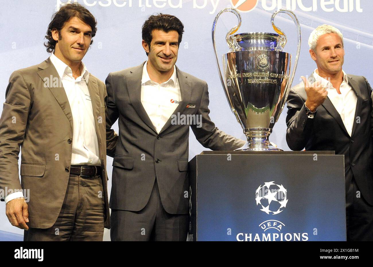 UEFA Champions Leage Botschafter Luis Figo, 14. April in Wien. oktober 2010. Im Bild: Luis Figo (Mitte), ehemaliger Borussia Dortmund Spieler Karl-Heinz Riedle (links) und ehemaliger österreichischer Spieler Michael Konsel (rechts) - 20101014 PD0550 - Rechteinfo: Rights Managed (RM) Stockfoto