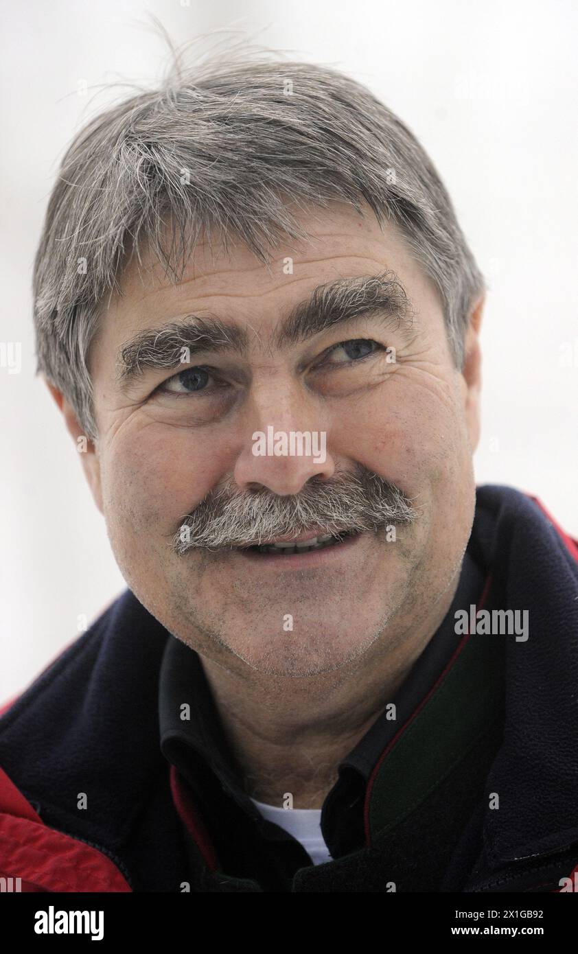 Kurt Kotrschal im Wolf Science Center (WSC) in Ernstbrunn, gefangen genommen am 22. Dezember 2010. Der Verhaltensbiologe Kurt Kotrschal (57) ist Österreichs „Wissenschaftler des Jahres 2010“. - 20101222 PD1961 - Rechteinfo: Rights Managed (RM) Stockfoto