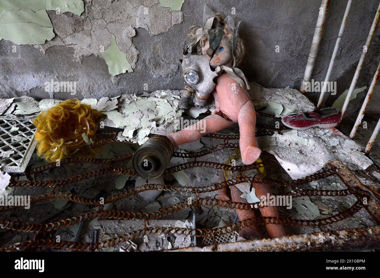 Impressionen aus der Stadt Pripyat, eine Geisterstadt in der Entfremdungszone in der Nähe des Kernkraftwerks Tschernobyl in der nördlichen Ukraine am 22. März 2011. Pripyat wurde 1970 gegründet, um Arbeiter für das nahe gelegene Kernkraftwerk Tschernobyl zu unterbringen, wurde aber 1986 nach der Katastrophe von Tschernobyl aufgegeben. Heute wurden die Hauptstraßen der Stadt dekontaminiert und es wurde zu einer Touristenattraktion. Im Bild: Ehemaliger Kindergarten. - 20110322 PD8929 - Rechteinfo: Rights Managed (RM) Stockfoto