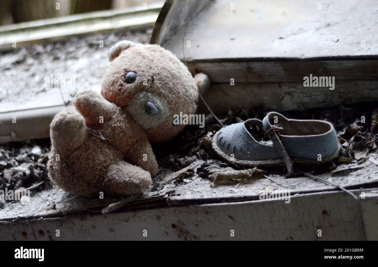 Impressionen aus der Stadt Pripyat, eine Geisterstadt in der Entfremdungszone in der Nähe des Kernkraftwerks Tschernobyl in der nördlichen Ukraine am 22. März 2011. Pripyat wurde 1970 gegründet, um Arbeiter für das nahe gelegene Kernkraftwerk Tschernobyl zu unterbringen, wurde aber 1986 nach der Katastrophe von Tschernobyl aufgegeben. Heute wurden die Hauptstraßen der Stadt dekontaminiert und es wurde zu einer Touristenattraktion. Im Bild: Verlassenes Gebäude - 20110322 PD8938 - Rechteinfo: Rights Managed (RM) Stockfoto