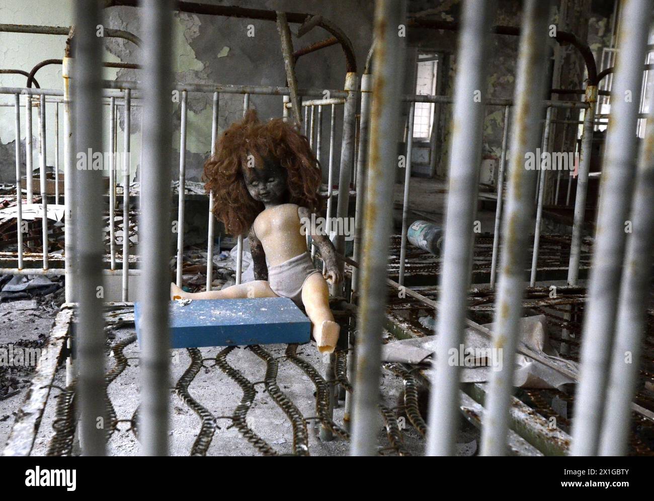 Impressionen aus der Stadt Pripyat, eine Geisterstadt in der Entfremdungszone in der Nähe des Kernkraftwerks Tschernobyl in der nördlichen Ukraine am 22. März 2011. Pripyat wurde 1970 gegründet, um Arbeiter für das nahe gelegene Kernkraftwerk Tschernobyl zu unterbringen, wurde aber 1986 nach der Katastrophe von Tschernobyl aufgegeben. Heute wurden die Hauptstraßen der Stadt dekontaminiert und es wurde zu einer Touristenattraktion. Im Bild: Ehemaliger Kindergarten. - 20110322 PD8930 - Rechteinfo: Rights Managed (RM) Stockfoto