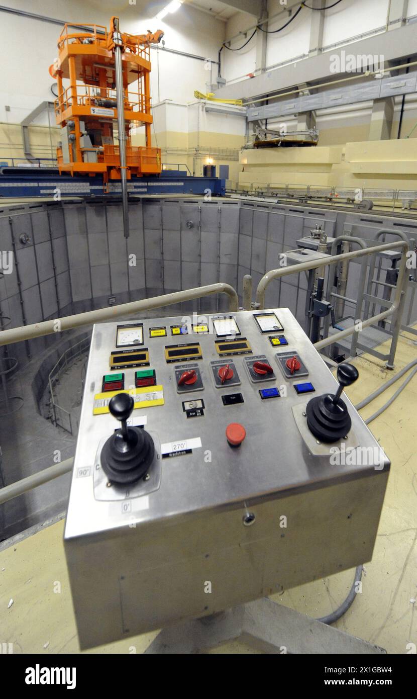 Kernkraftwerk Zwentendorf in Niederösterreich, abgefangen am 1. April 2011. Es war das erste Atomkraftwerk Österreichs, aber es wurde nie betrieben, da die Mehrheit der Österreicher dagegen stimmte. - 20110401_PD1092 - Rechteinfo: Rights Managed (RM) Stockfoto
