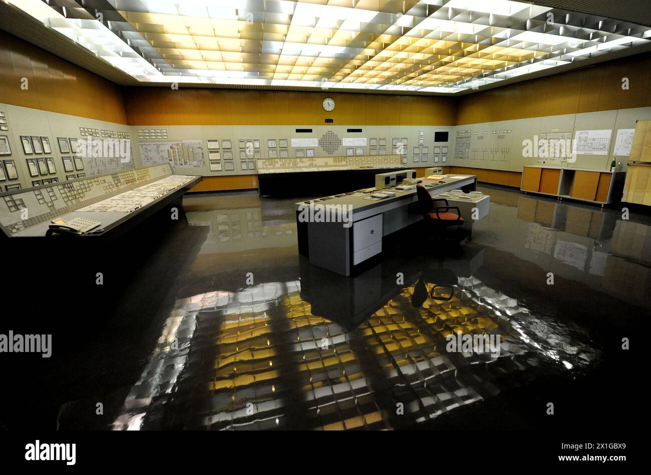 Kernkraftwerk Zwentendorf in Niederösterreich, abgefangen am 1. April 2011. Es war das erste Atomkraftwerk Österreichs, aber es wurde nie betrieben, da die Mehrheit der Österreicher dagegen stimmte. - 20110401_PD1221 - Rechteinfo: Rechte verwaltet (RM) Stockfoto