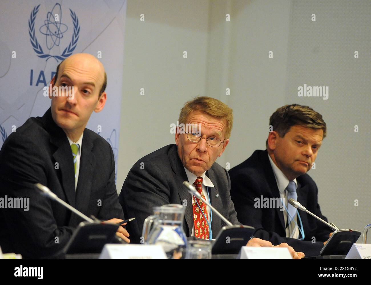 Gregory Jaczko, Vorsitzender der US Nuclear Regulators commission, und Jukka Laaksonen, Vorsitzender der Western European Nuclear Regulators Association, und Andrej Stritar, Vorsitzender der Sicherheitsgruppe der Western European Nuclear Regulators Association, während einer Pressekonferenz nach einem Treffen über nukleare Sicherheit am 4. April 2011 in Wien. - 20110404 PD1843 - Rechteinfo: Rechte verwaltet (RM) Stockfoto