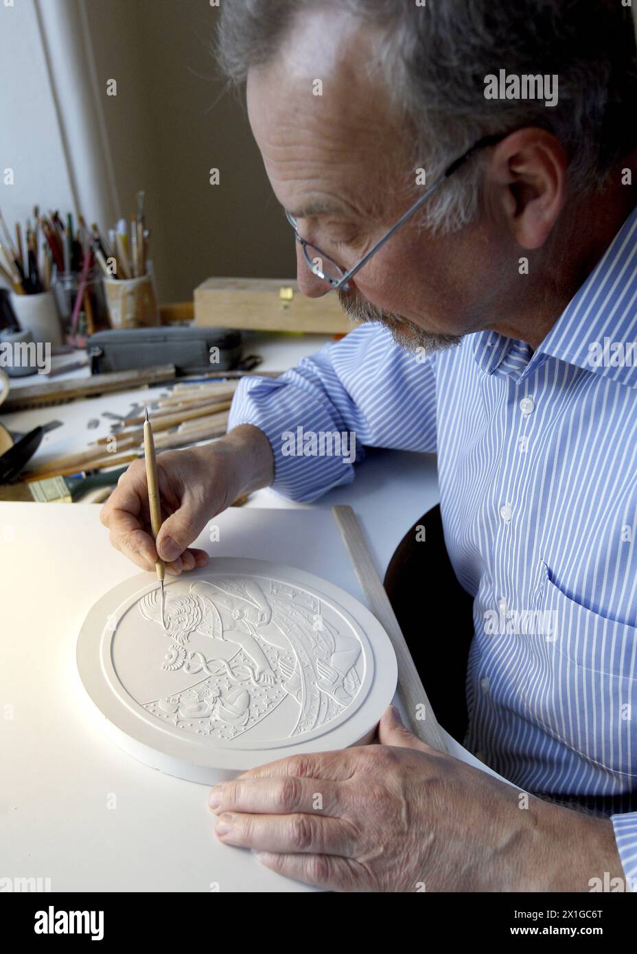 Österreich - Führung durch das österreichische Mintin Wien am 13. Mai 2011. Sie gibt jedes Jahr die Goldmünze der Wiener Philharmoniker aus, eine der beliebtesten Goldmünzen der Welt. Im Bild: Ein Graveur des arbeitet an einem Modell. - 20110513 PD0793 - Rechteinfo: Rights Managed (RM) Stockfoto