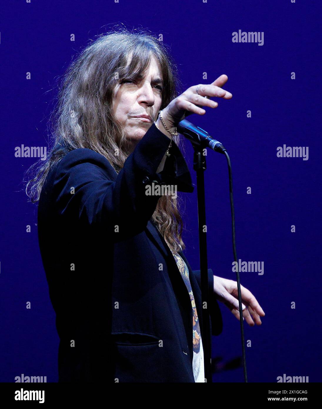 APA4184945 – 30052011 – WIEN – ÖSTERREICH: Die Musikerin PattiSmith am Montag, 30. Mai 2011, während eines Konzerts im Wiener Burgtheater. APA-Foto: GEORG HOCHMUTH Patti Smith im Konzert in Wien, Burgtheater, am 30 2011. Mai. - 20110530 PD1909 - Rechteinfo: Rechte verwaltet (RM) Stockfoto