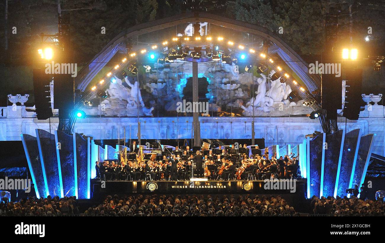 APA4201432 - 02062011 - WIEN - ÖSTERREICH: Dirigent Valery Gergiev.und die Wiener Philharmoniker während des Sommernachtskonzertes im Schloßpark Schönbrunn mit Blick auf die Gloriette am Donnerstag, 02. Juni 2011 in Wien. APA-Foto: HERBERT PFARRHOFER die Wiener Philharmoniker führen am 2. Juni 2011 ein Open-Air-Konzert mit freiem Eintritt in das einzigartige Ambiente der Gärten des Schlosses Schönbrunn. - 20110602 PD1672 - Rechteinfo: Rights Managed (RM) Stockfoto
