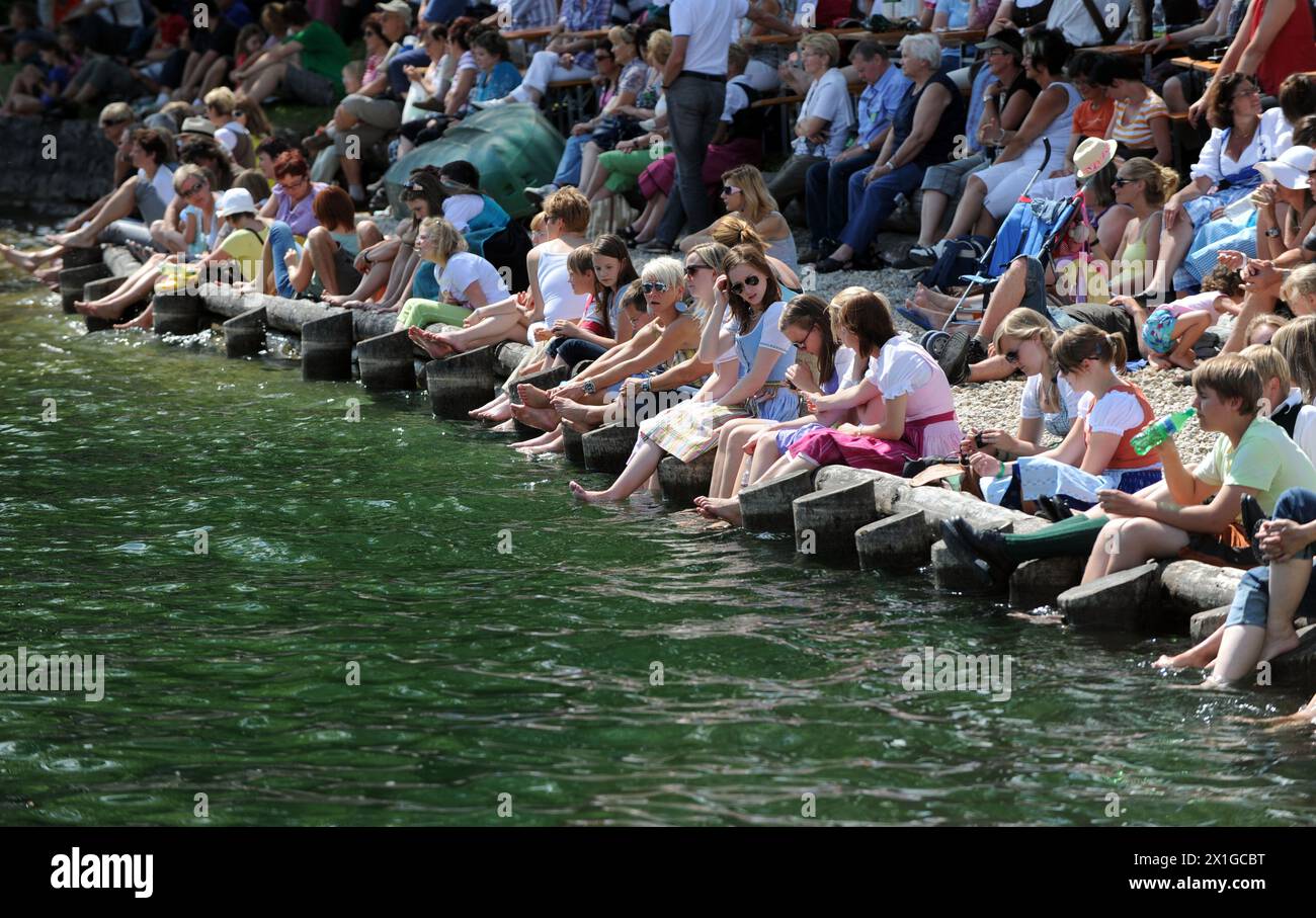 Ab dem 3-5. Juni 2011 findet in Bad Aussee und Grundlsee das traditionelle Narzissenfest statt. Im Bild: Zuschauer der Parade. - 20110605_PD0770 - Rechteinfo: Rechte verwaltet (RM) Stockfoto