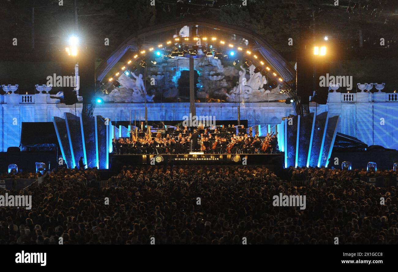 APA4201373 – 02062011 – WIEN – ÖSTERREICH: Dirigent: ValeryGergiev. Und die Wiener Philharmoniker während des Sommernachtskonzertes im Schloßpark Schönbrunn mit Blick auf die Gloriette am Donnerstag, 02. Juni 2011 in Wien. APA-Foto: HERBERT PFARRHOFER die Wiener Philharmoniker führen am 2. Juni 2011 ein Open-Air-Konzert mit freiem Eintritt in das einzigartige Ambiente der Gärten des Schlosses Schönbrunn. - 20110602 PD1638 - Rechteinfo: Rechte verwaltet (RM) Stockfoto