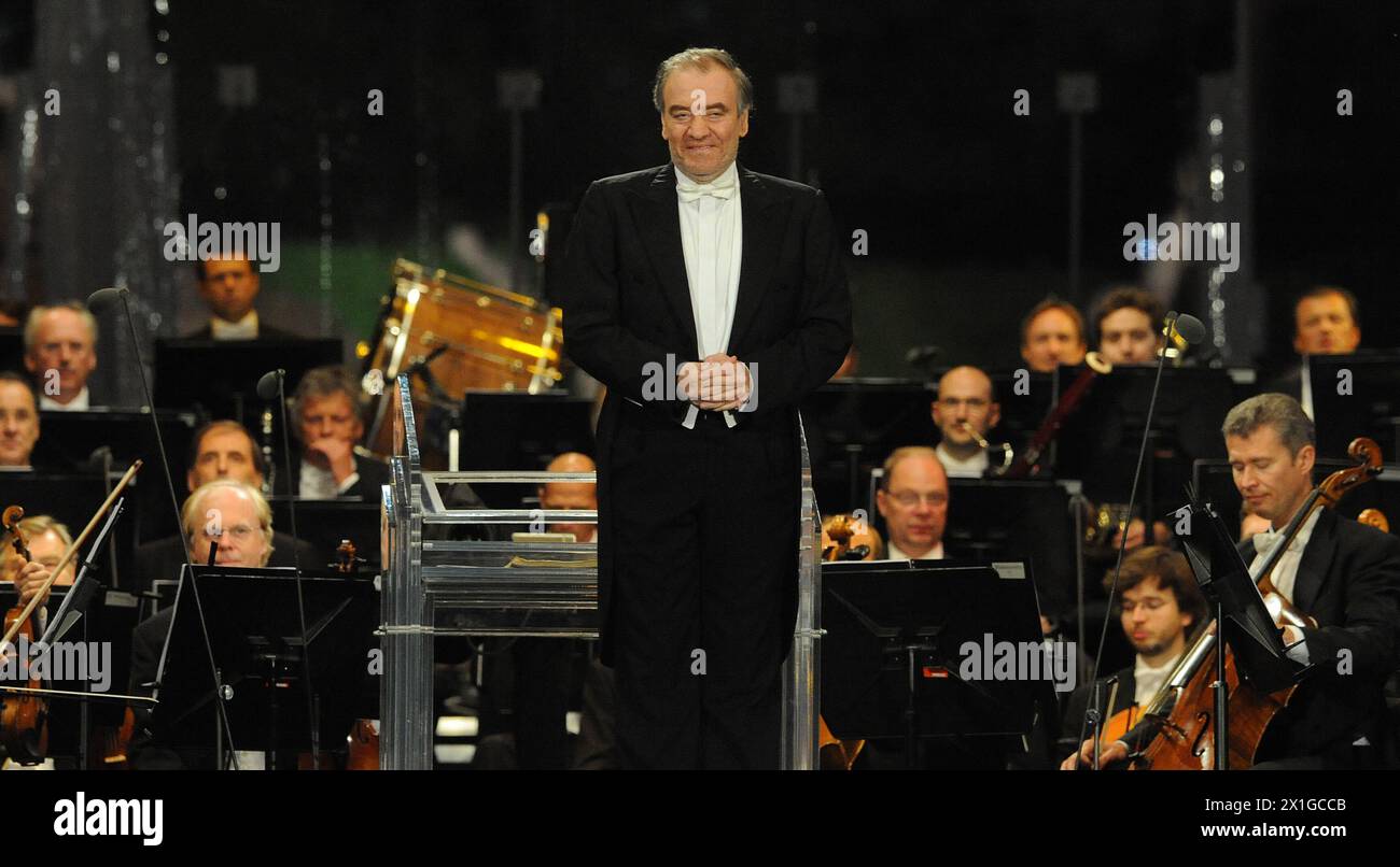 APA4201415 - 02062011 - WIEN - ÖSTERREICH: Dirigent Valery Gergiev.und die Wiener Philharmoniker während des Sommernachtskonzertes im Schloßpark Schönbrunn mit Blick auf die Gloriette am Donnerstag, 02. Juni 2011 in Wien. APA-Foto: HERBERT PFARRHOFER die Wiener Philharmoniker führen am 2. Juni 2011 ein Open-Air-Konzert mit freiem Eintritt in das einzigartige Ambiente der Gärten des Schlosses Schönbrunn. - 20110602 PD1655 - Rechteinfo: Rechte verwaltet (RM) Stockfoto