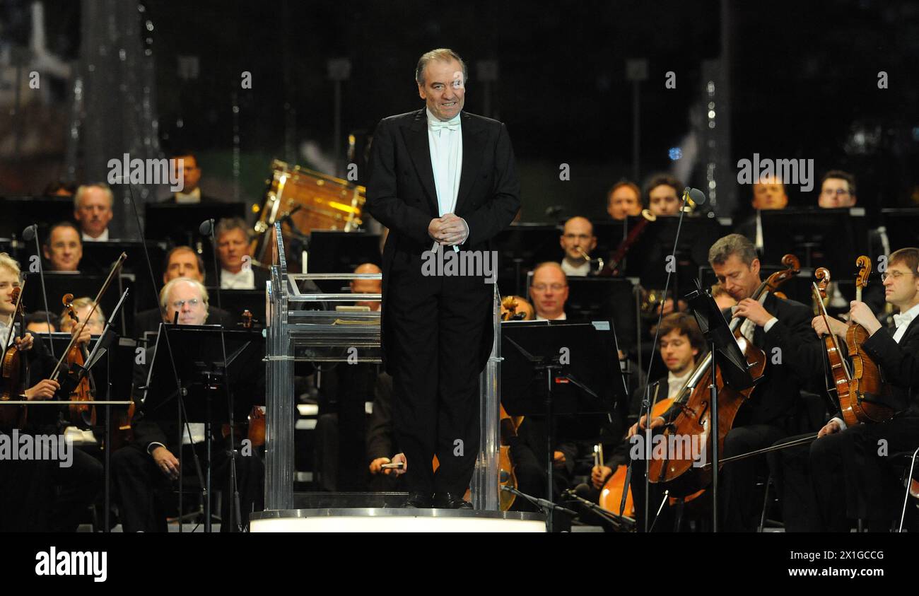 APA4201407 - 02062011 - WIEN - ÖSTERREICH: Dirigent Valery Gergiev.und die Wiener Philharmoniker während des Sommernachtskonzertes im Schloßpark Schönbrunn mit Blick auf die Gloriette am Donnerstag, 02. Juni 2011 in Wien. APA-Foto: HERBERT PFARRHOFER die Wiener Philharmoniker führen am 2. Juni 2011 ein Open-Air-Konzert mit freiem Eintritt in das einzigartige Ambiente der Gärten des Schlosses Schönbrunn. - 20110602 PD1654 - Rechteinfo: Rights Managed (RM) Stockfoto
