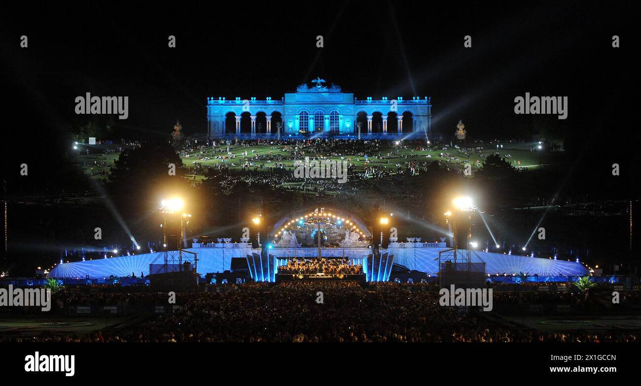 APA4201356 – 02062011 – WIEN – ÖSTERREICH: Dirigent: ValeryGergiev. Und die Wiener Philharmoniker während des Sommernachtskonzertes im Schloßpark Schönbrunn mit Blick auf die Gloriette am Donnerstag, 02. Juni 2011 in Wien. APA-Foto: HERBERT PFARRHOFER die Wiener Philharmoniker führen am 2. Juni 2011 ein Open-Air-Konzert mit freiem Eintritt in das einzigartige Ambiente der Gärten des Schlosses Schönbrunn. - 20110602 PD1634 - Rechteinfo: Rechte verwaltet (RM) Stockfoto