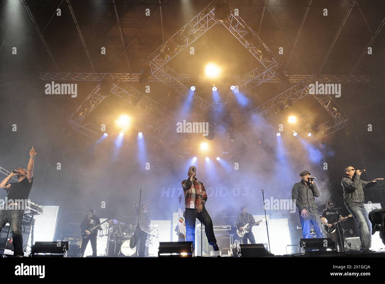 28. Donauinselfest (Donauinselfest), Freilichtfestival auf der Donauinsel Wien, Österreich vom 24. Bis 26. Juni 2011. Im Bild: Deutsche Band Söhne Mannheims mit Sänger Xavier Naidoo am 24. Juni 2011. - 20110624 PD3391 - Rechteinfo: Rights Managed (RM) Stockfoto