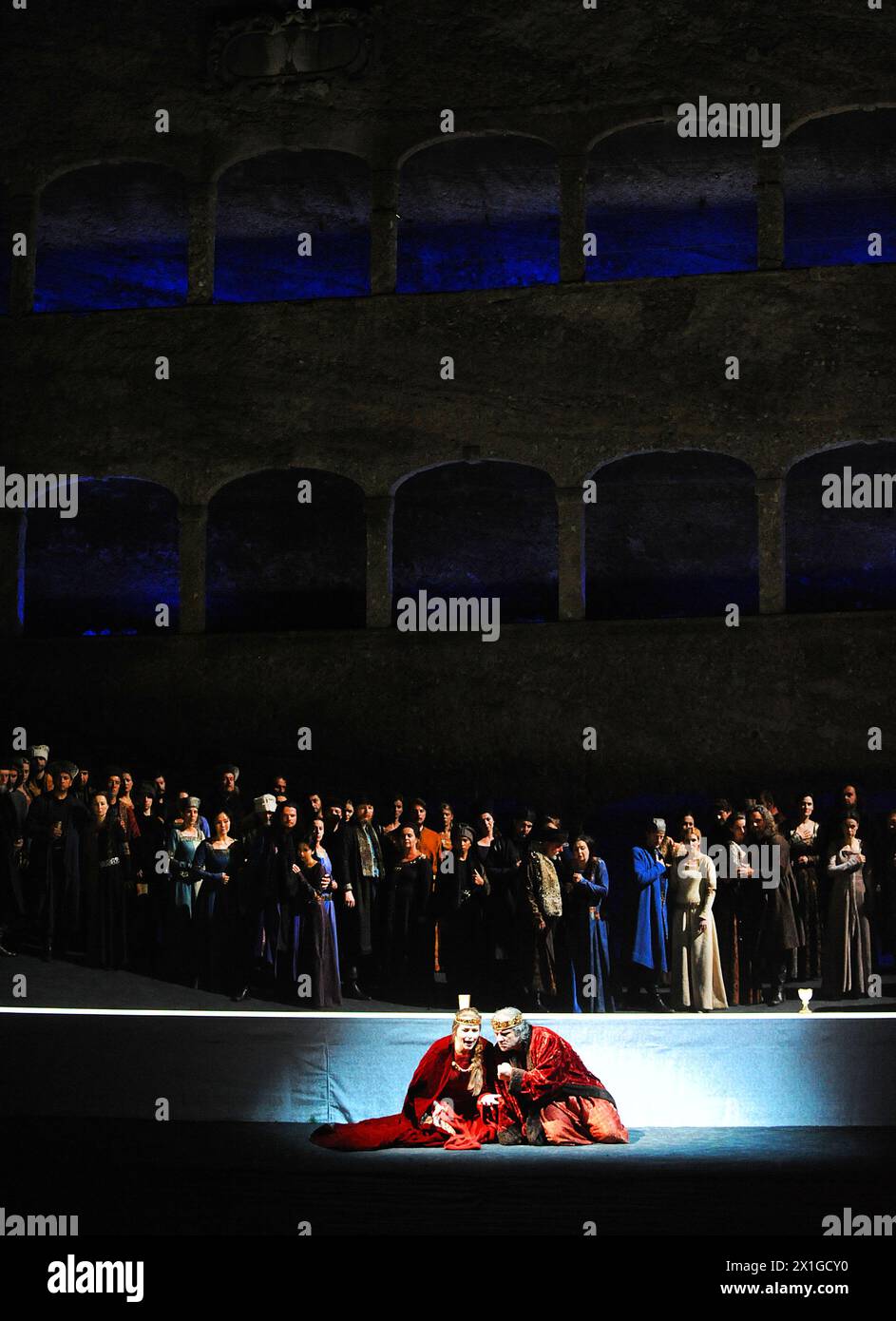 29072011 - SALZBURG - ÖSTERREICH: Die Fotoprobe von Macbeth von Guiseppe Verdi in der Felsenreitschule, Salzburg, am Donnerstag, 28. Juli 2011. Im Bild: Zeljko Lucic als Macbeth und Tatiana Serjan als Lady Macbeth APA-FOTO: BARBARA GINDL - 20110728 PD2434 - Rechteinfo: Rights Managed (RM) Stockfoto