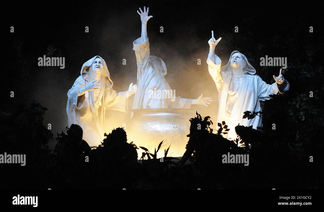 29072011 - SALZBURG - ÖSTERREICH: Die Fotoprobe von Macbeth von Guiseppe Verdi in der Felsenreitschule, Salzburg, am Donnerstag, 28. Juli 2011. Im Bild: Die drei Hexen APA-FOTO: BARBARA GINDL - 20110728 PD2425 - Rechteinfo: Rights Managed (RM) Stockfoto