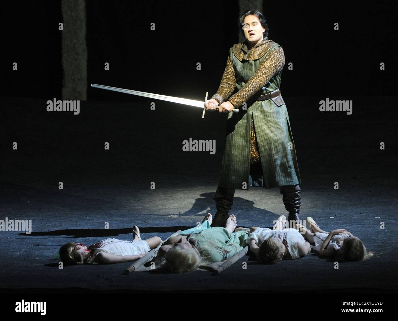 29072011 - SALZBURG - ÖSTERREICH: Die Fotoprobe von Macbeth von Guiseppe Verdi in der Felsenreitschule, Salzburg, am Donnerstag, 28. Juli 2011. Im Bild: Giuseppe Filianoti als Macduff APA-FOTO: BARBARA GINDL - 20110728 PD2437 - Rechteinfo: Rights Managed (RM) Stockfoto