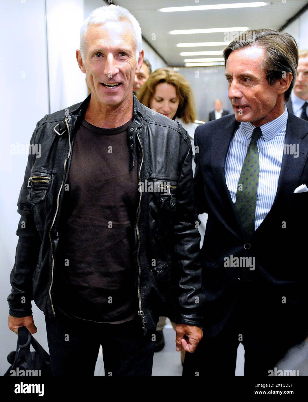 Eugene A., österreichischer Intensivmediziner, und Peter Launsky-Tieffenthal, Sprecher des Außenministeriums, anlässlich der Ankunft von Eugene A. am Flughafen Wien-Schwechat am 28. September 2011. Eugene A. ist angeblich für den Tod eines Querschnittsgelähmten verantwortlich, der im Februar 2009 im Rashid-Krankenhaus in den Arabischen emiraten durch das Auslassen der Hilfe und die Verabreichung einer hohen Dosis Opiate erfolgte. - 20110928 PD0186 - Rechteinfo: Rechte verwaltet (RM) Stockfoto