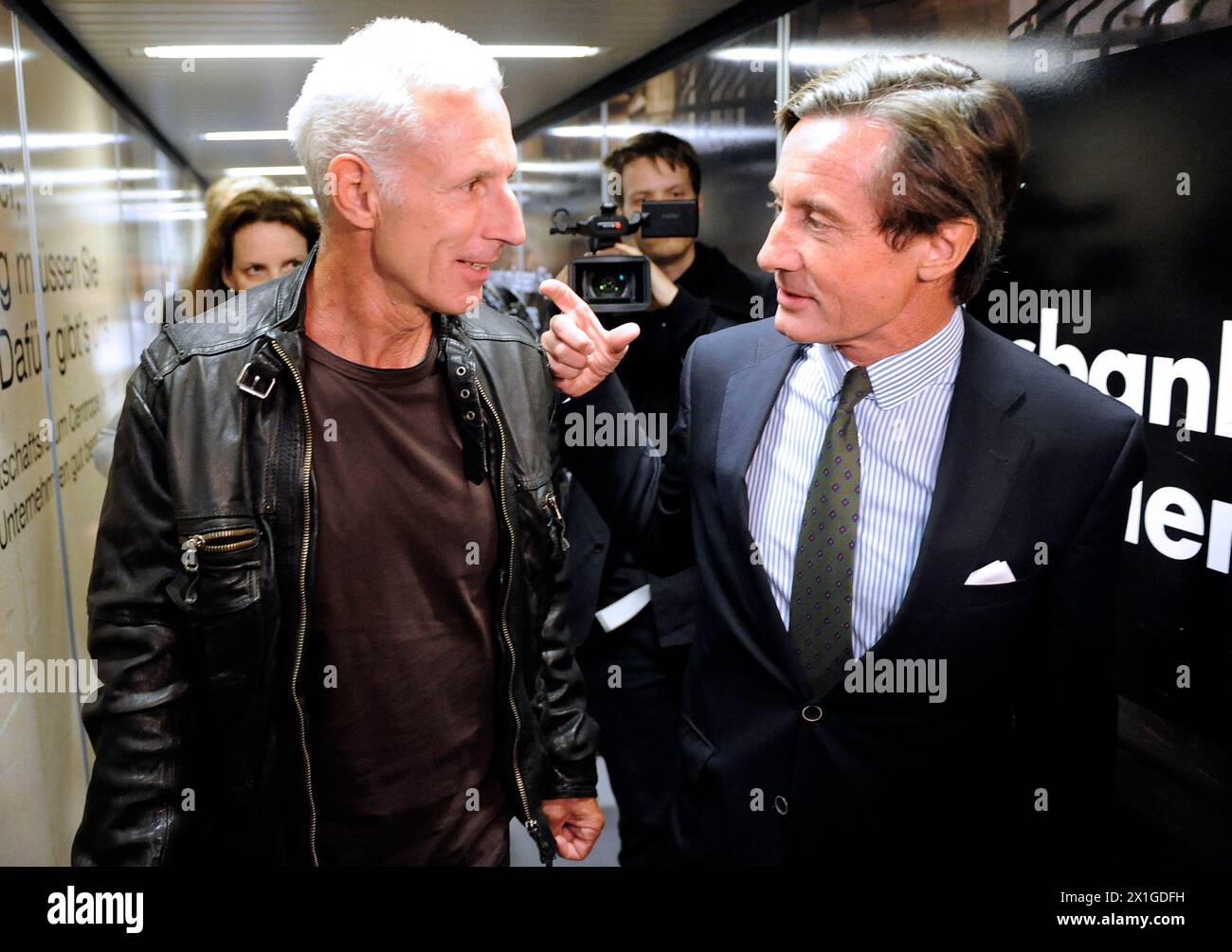 Eugene A., österreichischer Intensivmediziner, und Peter Launsky-Tieffenthal, Sprecher des Außenministeriums, anlässlich der Ankunft von Eugene A. am Flughafen Wien-Schwechat am 28. September 2011. Eugene A. ist angeblich für den Tod eines Querschnittsgelähmten verantwortlich, der im Februar 2009 im Rashid-Krankenhaus in den Arabischen emiraten durch das Auslassen der Hilfe und die Verabreichung einer hohen Dosis Opiate erfolgte. - 20110928 PD0189 - Rechteinfo: Rights Managed (RM) Stockfoto