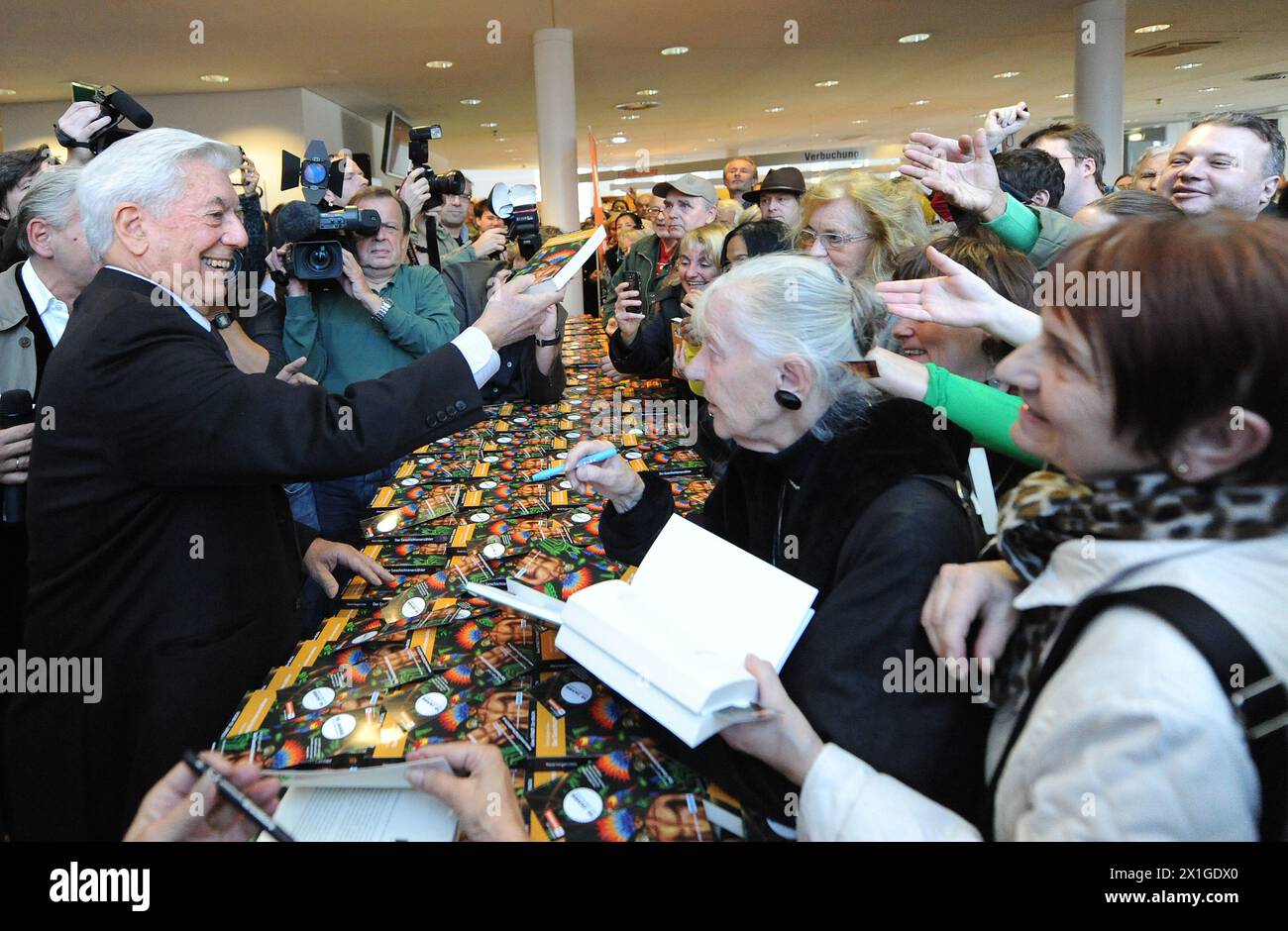 Autor und Nobelpreisträger Mario Vargas Llosa am 18. Oktober 2011 in Wien anlässlich des Vertriebs seines Romans „der Geschichtenerzähler“ im Rahmen der freien Buchkampagne. - 20111018 PD0853 - Rechteinfo: Rights Managed (RM) Stockfoto