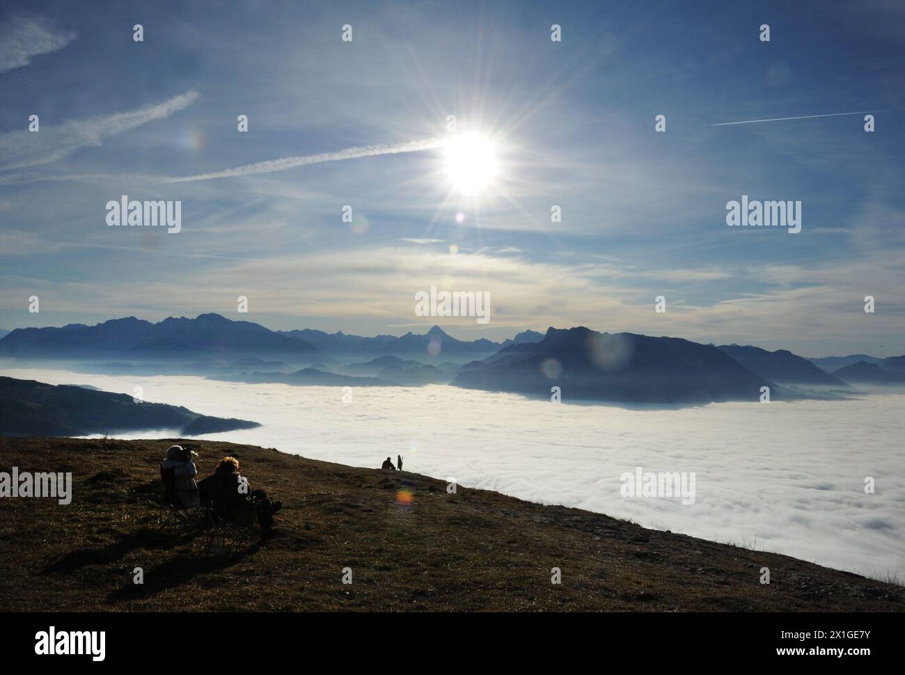 Wanderer genießen am 22. November 2011 einen schönen, klaren Tag auf dem Gaisberg in Salzburg. Die Aussicht zeigt den dichten Nebel über der Stadt Salzburg. - 20111122 PD3932 - Rechteinfo: Rechte verwaltet (RM) Stockfoto