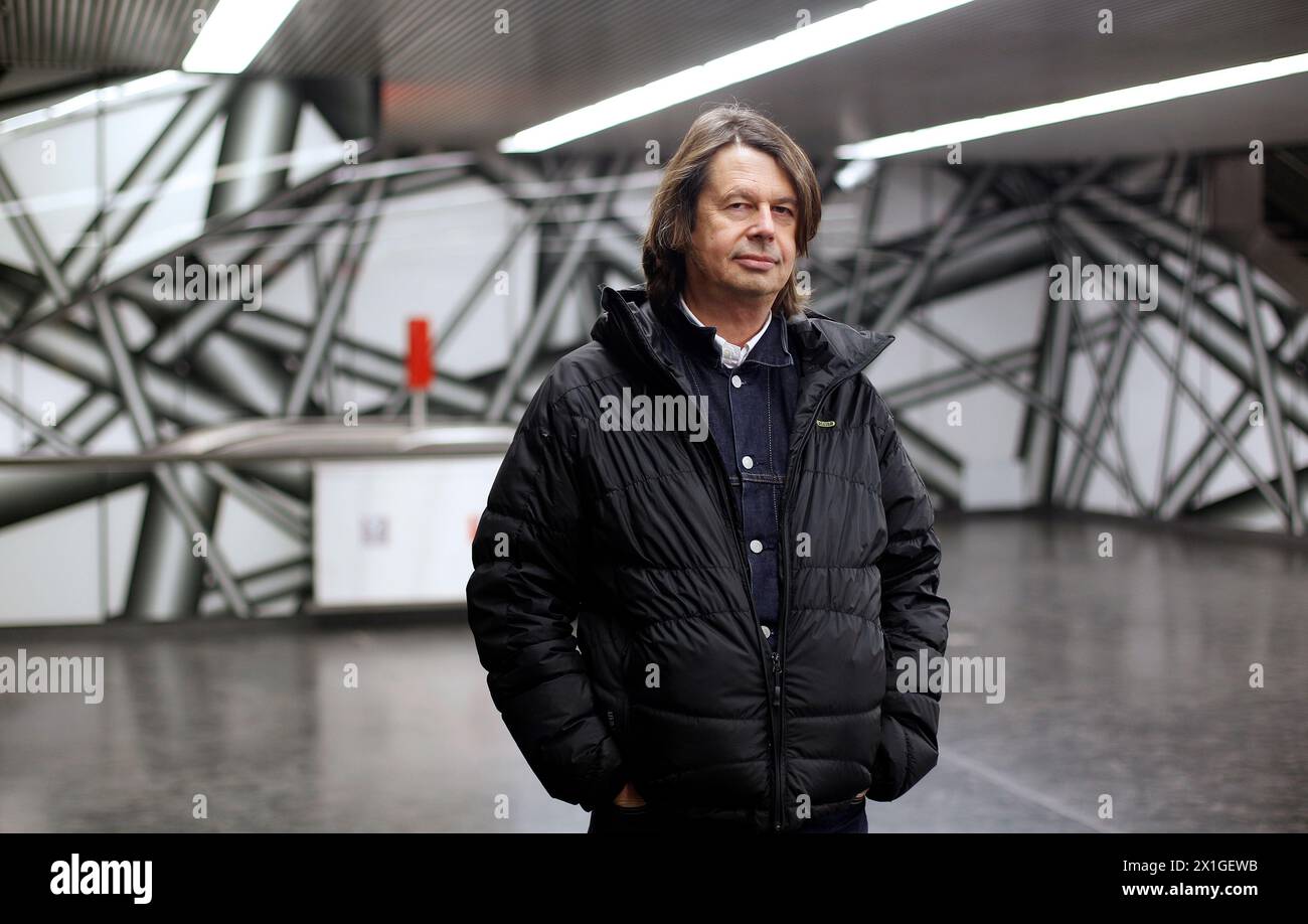 Österreichischer Multimediakünstler Peter Kogler bei einer Fotosession in der Wiener U-Bahn-Station Karlsplatz am 21. Februar 2012. Koglers Installationen schmücken die Wände dieser unterirdischen Station. - 20120221 PD0804 - Rechteinfo: Rechte verwaltet (RM) Stockfoto