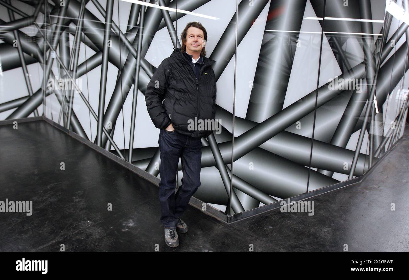 Österreichischer Multimediakünstler Peter Kogler bei einer Fotosession in der Wiener U-Bahn-Station Karlsplatz am 21. Februar 2012. Koglers Installationen schmücken die Wände dieser unterirdischen Station. - 20120221 PD0808 - Rechteinfo: Rights Managed (RM) Stockfoto