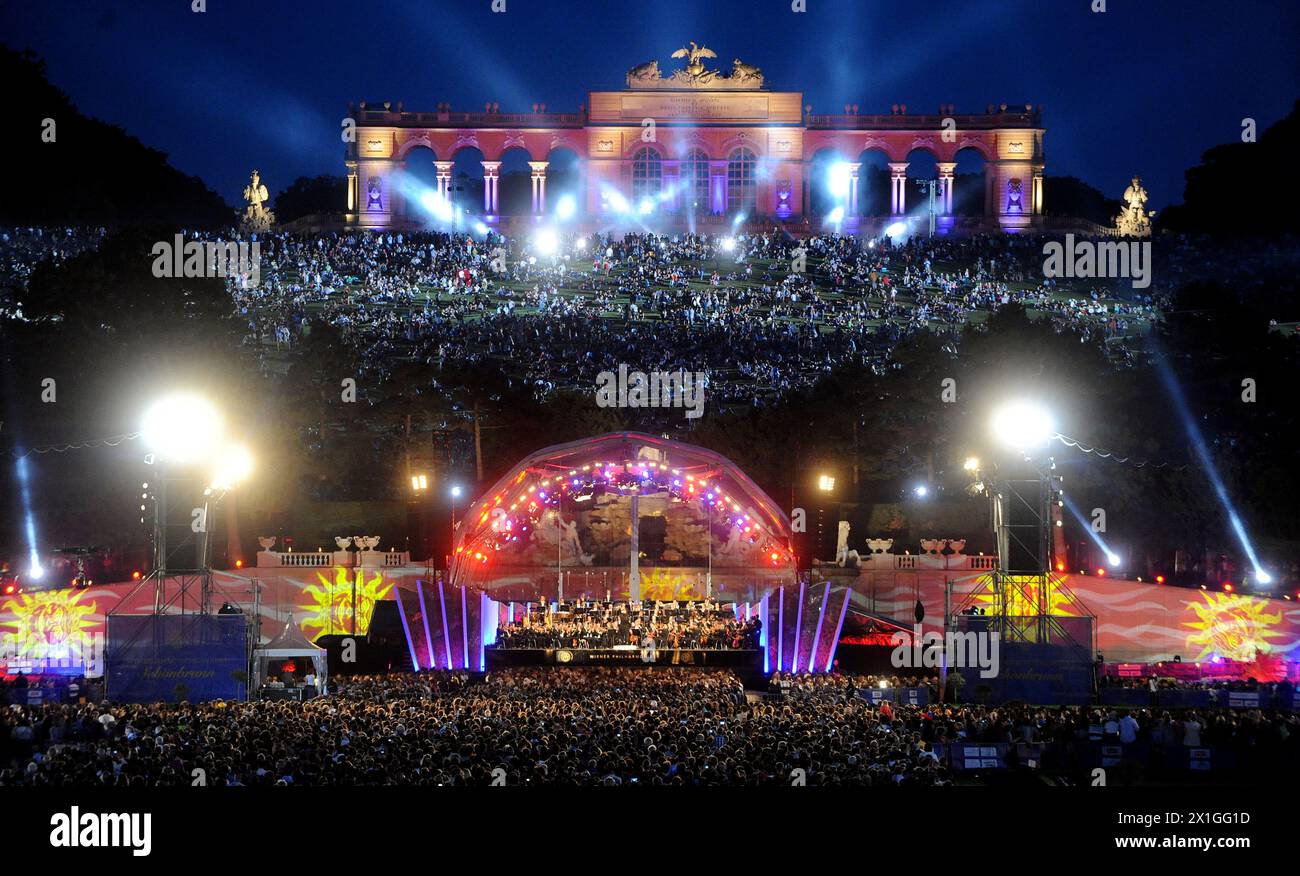Wien - die Wiener Philharmoniker führen am 7. Juni 2012 ihr jährliches Sommernachtskonzert Schönbrunn, ein Open-Air-Event mit freiem Eintritt, in den Gärten des Schlosses Schönbrunn auf. Das diesjährige Konzert wird von dem venezolanischen Dirigenten Gustavo Dudamel geleitet. - 20120607 PD4470 - Rechteinfo: Rechte verwaltet (RM) Stockfoto