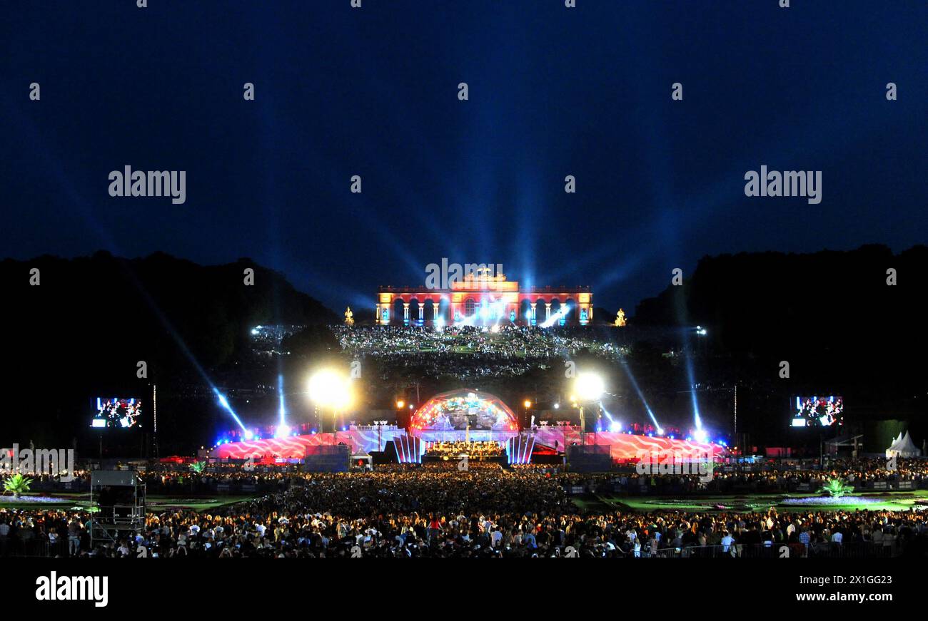 Wien - die Wiener Philharmoniker führen am 7. Juni 2012 ihr jährliches Sommernachtskonzert Schönbrunn, ein Open-Air-Event mit freiem Eintritt, in den Gärten des Schlosses Schönbrunn auf. Das diesjährige Konzert wird von dem venezolanischen Dirigenten Gustavo Dudamel geleitet. - 20120607 PD4426 - Rechteinfo: Rechte verwaltet (RM) Stockfoto