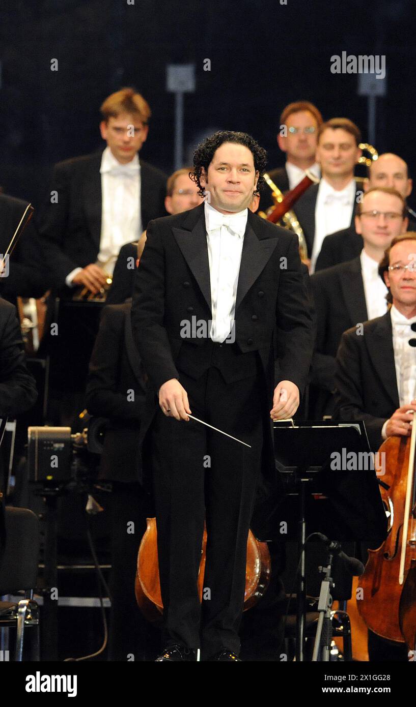 Wien - die Wiener Philharmoniker führen am 7. Juni 2012 ihr jährliches Sommernachtskonzert Schönbrunn, ein Open-Air-Event mit freiem Eintritt, in den Gärten des Schlosses Schönbrunn auf. Das diesjährige Konzert wird von dem venezolanischen Dirigenten Gustavo Dudamel geleitet. - 20120607 PD4500 - Rechteinfo: Rechte verwaltet (RM) Stockfoto