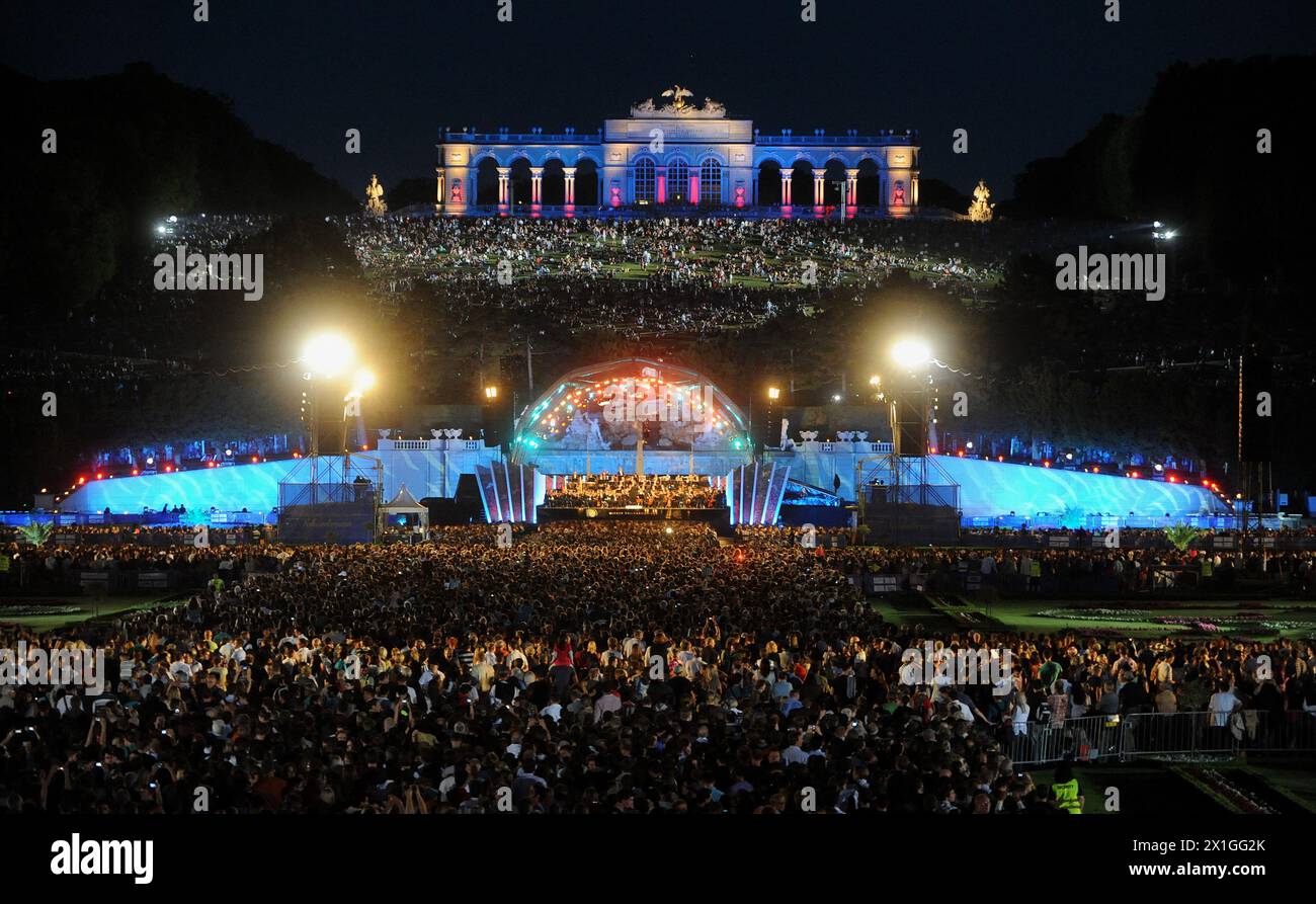 Wien - die Wiener Philharmoniker führen am 7. Juni 2012 ihr jährliches Sommernachtskonzert Schönbrunn, ein Open-Air-Event mit freiem Eintritt, in den Gärten des Schlosses Schönbrunn auf. Das diesjährige Konzert wird von dem venezolanischen Dirigenten Gustavo Dudamel geleitet. - 20120607 PD4314 - Rechteinfo: Rights Managed (RM) Stockfoto