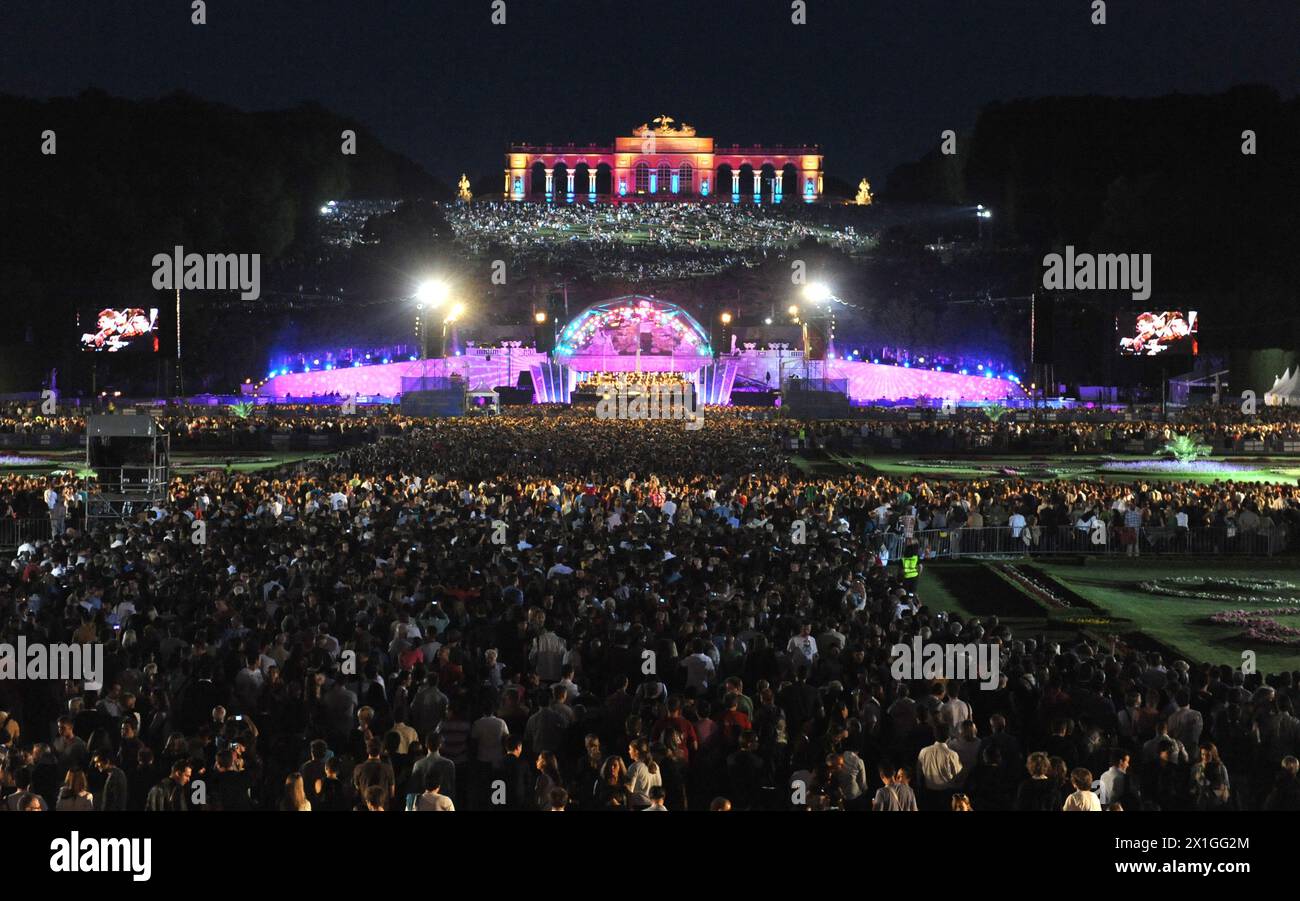 Wien - die Wiener Philharmoniker führen am 7. Juni 2012 ihr jährliches Sommernachtskonzert Schönbrunn, ein Open-Air-Event mit freiem Eintritt, in den Gärten des Schlosses Schönbrunn auf. Das diesjährige Konzert wird von dem venezolanischen Dirigenten Gustavo Dudamel geleitet. - 20120607 PD4614 - Rechteinfo: Rechte verwaltet (RM) Stockfoto