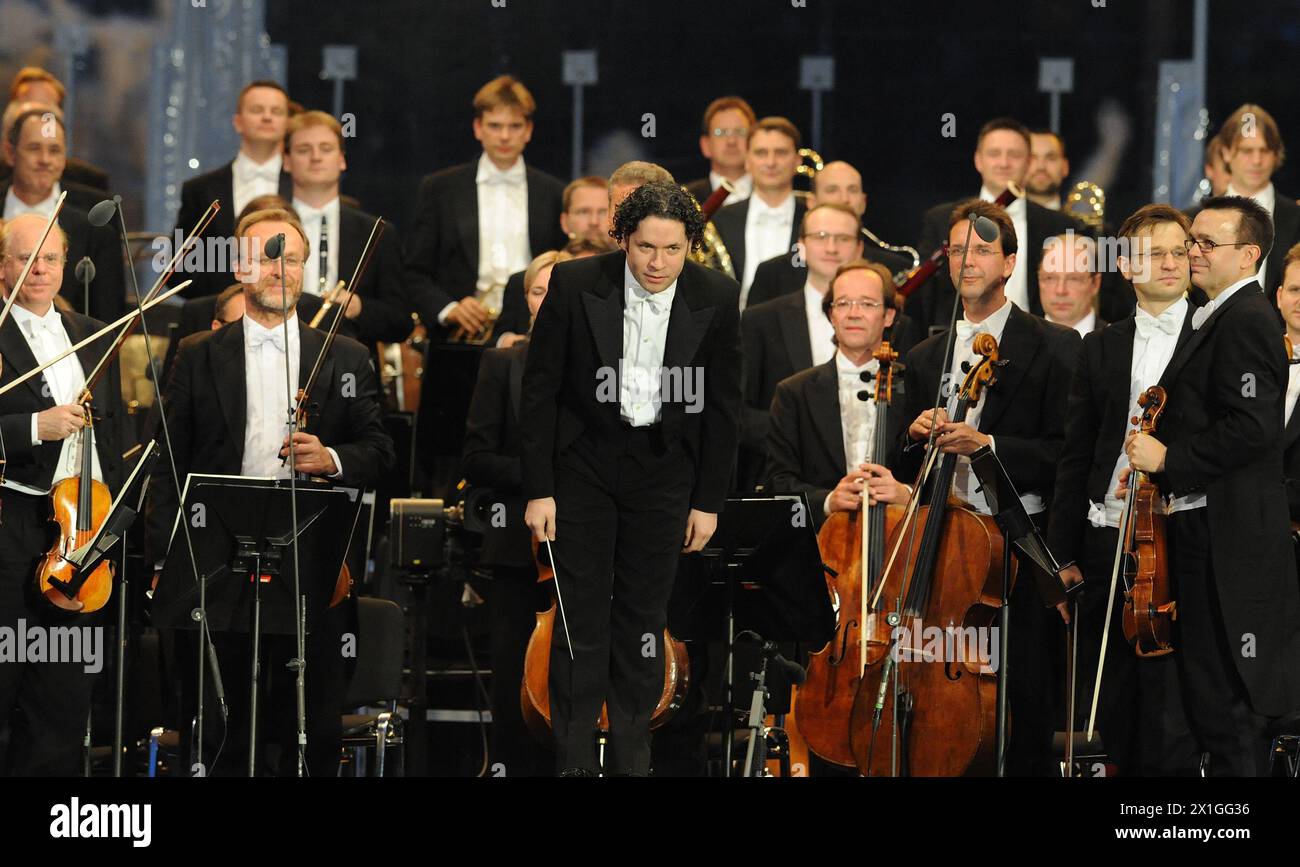 Wien - die Wiener Philharmoniker führen am 7. Juni 2012 ihr jährliches Sommernachtskonzert Schönbrunn, ein Open-Air-Event mit freiem Eintritt, in den Gärten des Schlosses Schönbrunn auf. Das diesjährige Konzert wird von dem venezolanischen Dirigenten Gustavo Dudamel geleitet. - 20120607 PD4474 - Rechteinfo: Rechte verwaltet (RM) Stockfoto
