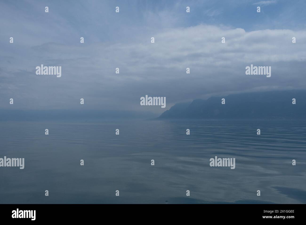 Eine ruhige Landschaft aus Süßwasser und Bergen, die von der Fähre aus gesehen wird, die den Lake Leman zwischen der Gemeinde Evian-les-Bains im Departement H fährt Stockfoto