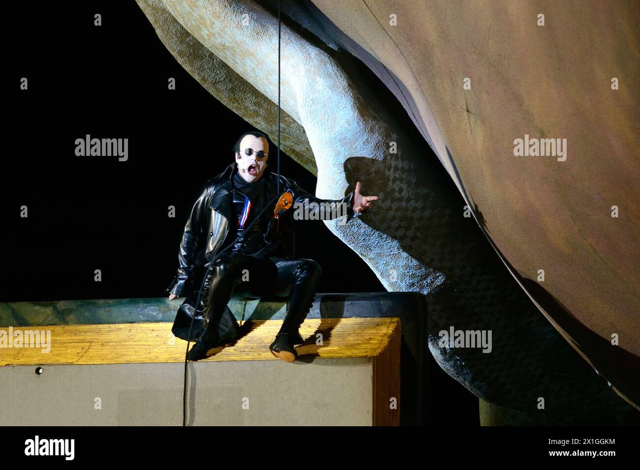 Fotoprobe der Oper 'André Cénier' in Bregenz am 19. Juli 2012 anlässlich des Bregenzer Festivals 2012. Peter Marsh als „Incredibile“ – 20120720 PD0507 – Rechteinfo: Rights Managed (RM) Stockfoto