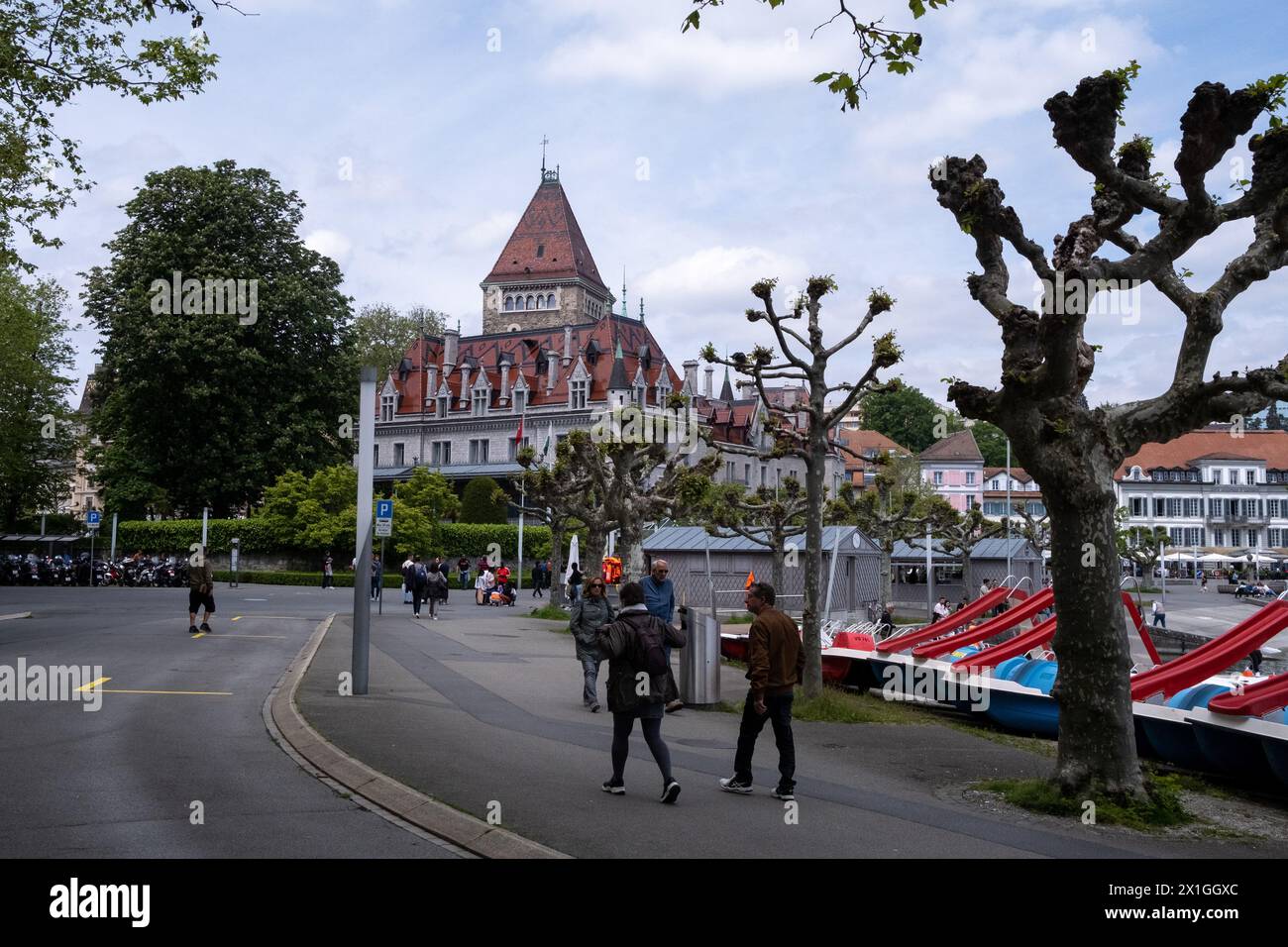 Chateau d'Ouchy, ein luxuriöses neogotisches Hotel, das am 19. Mai 2023 in einer Burg aus dem 12. Jahrhundert am Ufer des Genfer Sees in Lausanne, Schweiz, erbaut wurde. Lausa Stockfoto
