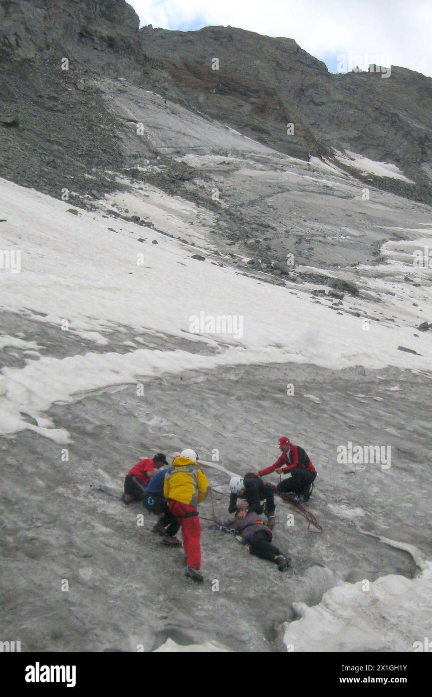 Ein deutscher Bergsteiger wird am 14. August 2012 von Bergrettungskräften am Schrankogel in Tirol gerettet. Ein Mann überlebte eine Woche innerhalb eines österreichischen Gletschers, nachdem er einen 20 Meter langen Eisbruch heruntergefallen war, berichtete die österreichische Presseagentur APA. Der 70-jährige Mann aus Deutschland wurde bei niedriger Körpertemperatur und erschöpft aus der Gletscherspalte in Tirol gerettet, aber mit nur leichten Verletzungen, zitierte die APA einen Polizisten. - 20120814 PD1153 - Rechteinfo: Rights Managed (RM) Stockfoto