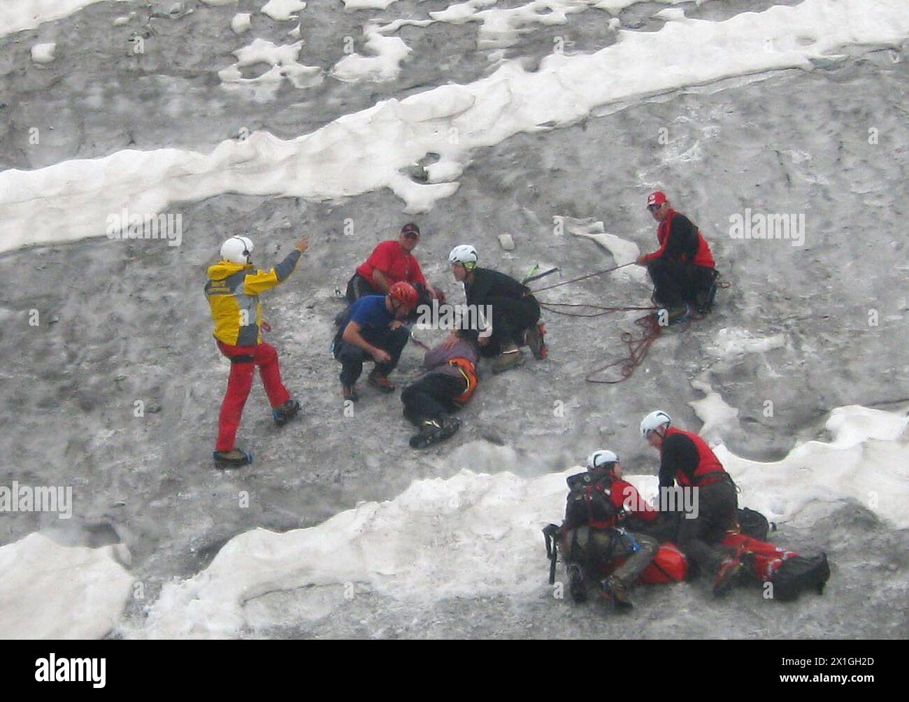 Ein deutscher Bergsteiger wird am 14. August 2012 von Bergrettungskräften am Schrankogel in Tirol gerettet. Ein Mann überlebte eine Woche innerhalb eines österreichischen Gletschers, nachdem er einen 20 Meter langen Eisbruch heruntergefallen war, berichtete die österreichische Presseagentur APA. Der 70-jährige Mann aus Deutschland wurde bei niedriger Körpertemperatur und erschöpft aus der Gletscherspalte in Tirol gerettet, aber mit nur leichten Verletzungen, zitierte die APA einen Polizisten. - 20120814 PD1155 - Rechteinfo: Rechte verwaltet (RM) Stockfoto