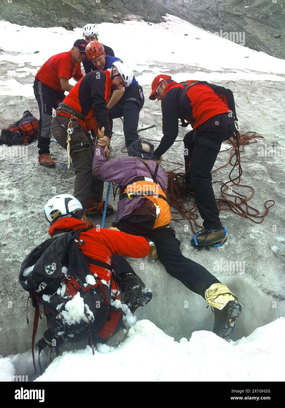 Ein deutscher Bergsteiger wird am 14. August 2012 von Bergrettungskräften am Schrankogel in Tirol gerettet. Ein Mann überlebte eine Woche innerhalb eines österreichischen Gletschers, nachdem er einen 20 Meter langen Eisbruch heruntergefallen war, berichtete die österreichische Presseagentur APA. Der 70-jährige Mann aus Deutschland wurde bei niedriger Körpertemperatur und erschöpft aus der Gletscherspalte in Tirol gerettet, aber mit nur leichten Verletzungen, zitierte die APA einen Polizisten. - 20120814 PD1151 - Rechteinfo: Rights Managed (RM) Stockfoto