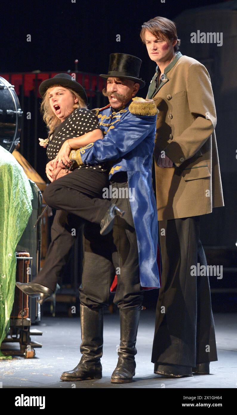 Wien - "der Riese vom Steinfeld" von Peter Turrini Proben im Volkstheater Wien am 5. September 2012. BILD: Roman Schmelzer (R.) als "der Riese vom Steinfeld", Thomas Bauer als Zirkusdirektor (M.) und Christine Urspruch als "die kleine Frau" - 20120905 PD1269 - Rechteinfo: Rights Managed (RM) Stockfoto