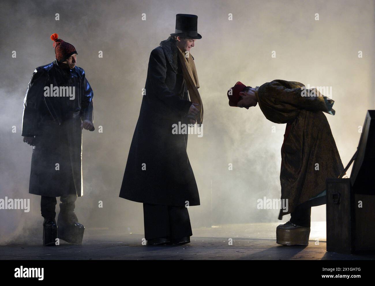Wien - "der Riese vom Steinfeld" von Peter Turrini Proben im Volkstheater Wien am 5. September 2012. BILD: Thomas Bauer als „der Riese Jens“, Roman Schmelzer als „der Riese vom Steinfeld“ und Jan Sabo als „der Riese Chang-Yu-sang“ - 20120905 PD1243 - Rechteinfo: Rights Managed (RM) Stockfoto